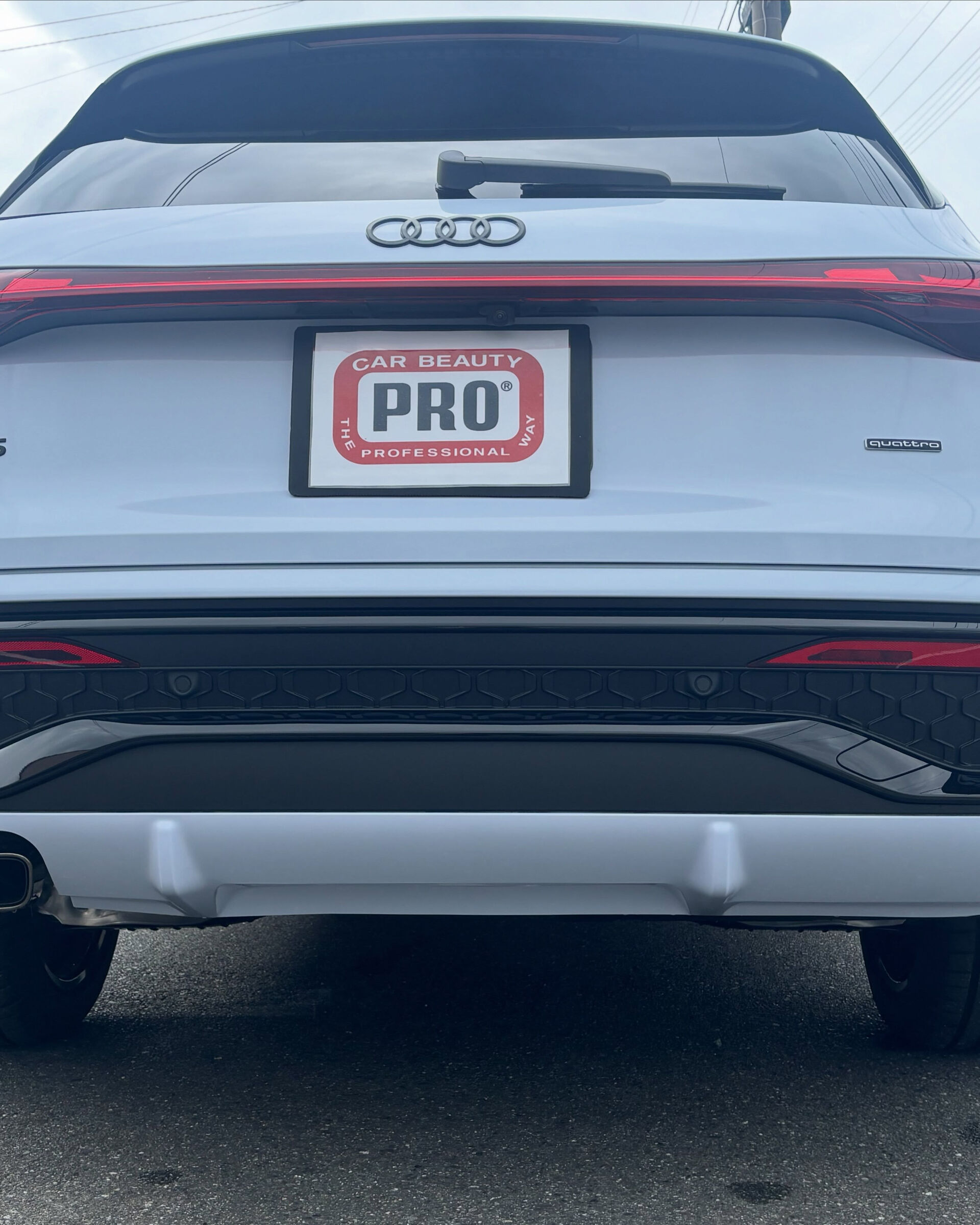 アウディＱ5フルラッピング完成しました
